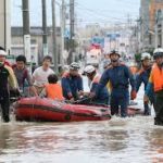 洪水で救助される住民