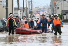 洪水で救助される住民